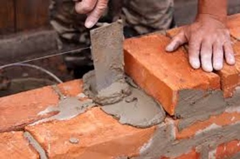 construction d'un mur avec des briques
